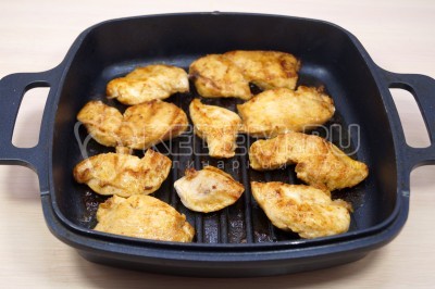 Куриное филе выложить на сухую сковороду, можно сковороду гриль и жарить по 7-9 минут с каждой стороны на среднем огне.