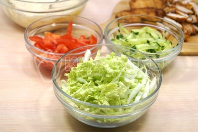 Приготовить овощной салат для домашней шаурмы. Соломкой нарезать пекинскую капусту, огурец и помидоры.