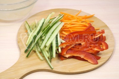 Соломкой нарезать морковь, огурец и болгарский перец.