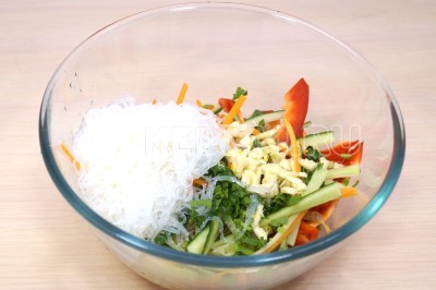 Добавить рисовую лапшу фунчозу в миску с овощами.