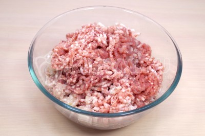 Перекрутить мясо с луком на мясорубке.