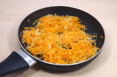 Обжарить нашинкованную луковицу и тертую морковь на сковороде, помешивая, 3-4 минуты.