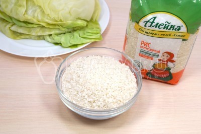 Отмерить 150 грамм круглозерного риса.