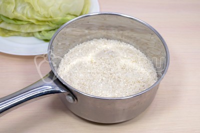 Промытый рис выложить в сотейник, залить водой и варить, помешивая, 10-12 минут на среднем огне.