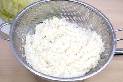 Отварной рис откинуть на дуршлаг, промыть и остудить.