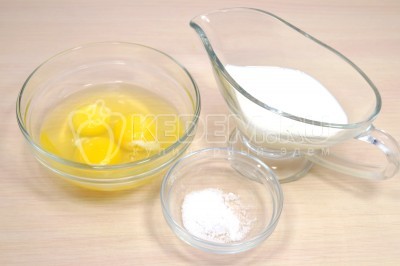 В миске смешать 3 яйца, 200 миллилитров молока и 1/4 чайной ложки соли. Хорошо перемешать.