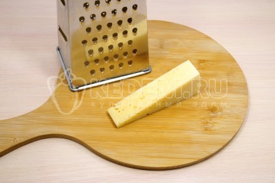 100 грамм твердого сыра натереть на крупной терке.