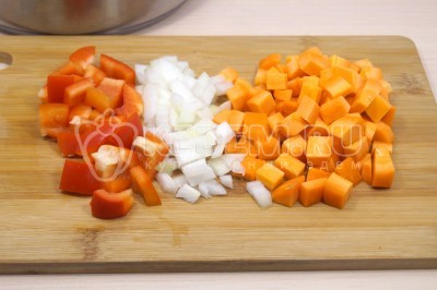 Мелко нашинковать луковицу, морковь и болгарский перец нарезать кубиками.