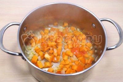 Обжарить овощи в кастрюле 3-4 минуты, помешивая, на среднем огне.