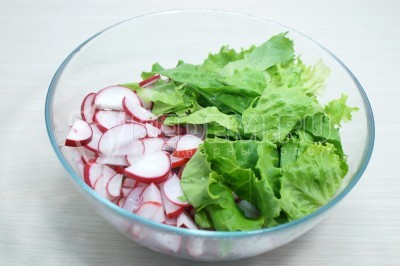 Нарезать полукольцами редис и нарвать пучок листьев салата.