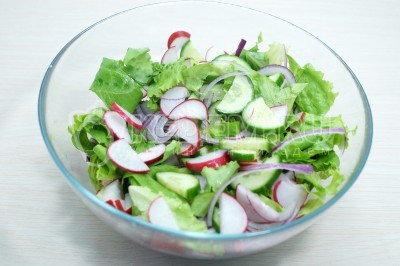 Перемешать овощной салат с маслом и солью.