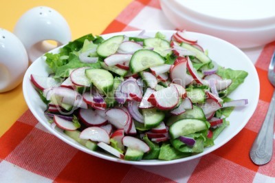 Овощной салат с редисом, огурцом, луком и маслом