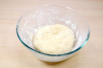 Добавить 300 грамм муки в дрожжи и завести тесто для пирога. Вымесить тесто в шар, добавляя еще 50 грамм муки, так чтобы тесто не прилипало к рукам.