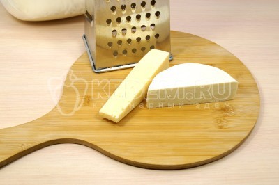 Для начинки натереть два вида сыра на терке в миску.