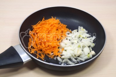 Обжарить лук с морковью на сковороде, помешивая, 2-3 минуты.