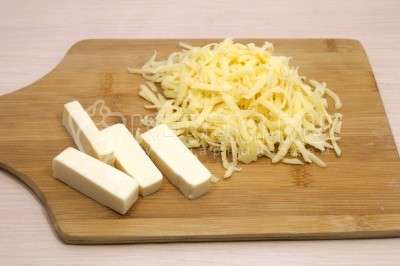50 грамм твердого сыра натереть на средней или крупной терке. 100 грамм плавленого сыра нарезать кусочками.