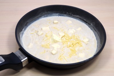Добавить сыры в сковороду и, помешивая, растопить сыр в соусе.