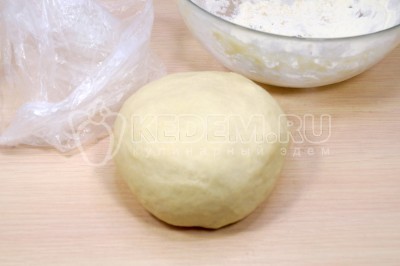 Завернуть тесто на чебуреки в пакет и оставить на столе на 10-15 минут.