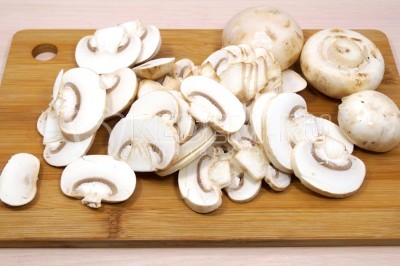 Чтобы приготовить спагетти с грибами, нужно 250 грамм свежих шампиньонов промыть и обсушить. Нарезать грибы ломтиками.