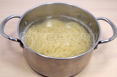 Добавить 200 грамм спагетти и варить до готовности 8-10 минут.