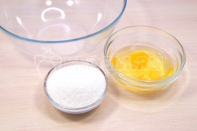 Чтобы приготовить маффины с малиной, нужно в большой миске взбить миксером 2 яйца и 120 грамм сахара. Взбивать 3-4 минуты.