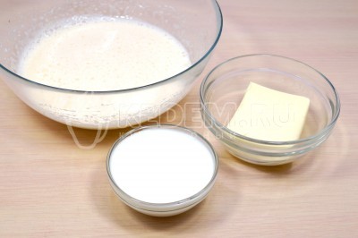 В яичную смесь добавить 100 грамм мягкого сливочного масла разогретого до комнатной температуры и 120 миллилитров молока. Взбивать еще 2-3 минуты.
