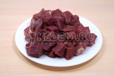 Чтобы приготовить макароны с мясом по-татарски, нужно 500 грамм вырезки говядины нарезать небольшими кусочками.