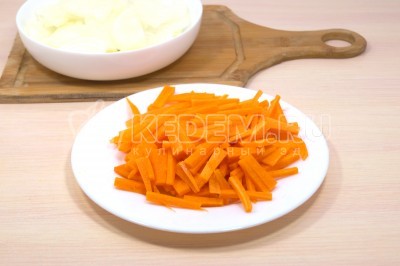 Луковицу нарезать полукольцами, морковь нарезать соломкой.