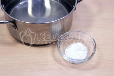 Чтобы приготовить макароны с помидорами и сыром в духовке, нужно в кастрюле вскипятить 2 литра воды. Добавить 1/2 чайной ложки соли.