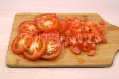 2 помидора нарезать кружочками, 1 помидор нарезать кубиками.