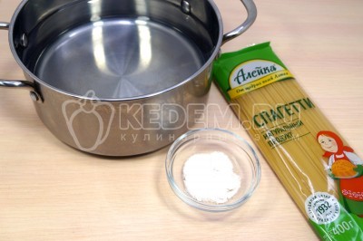 Чтобы приготовить макароны с сыром и яйцом, нужно в кастрюле вскипятить 2 литра воды. Добавить 1/2 чайной ложки соли.