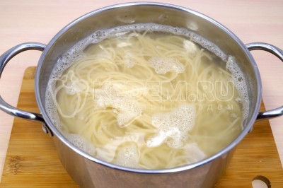 Варить спагетти, помешивая, 7-8 минут, до готовности.