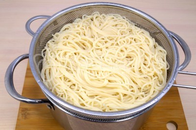 Откинуть спагетти на дуршлаг и дать воде полностью стечь. Оставить 50 миллилитров воды, она нам еще понадобится.
