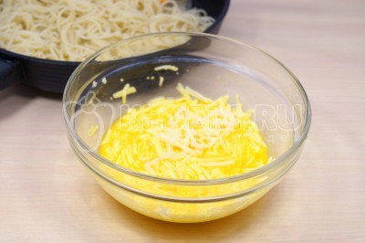 Добавить в сковороду к спагетти яйца с сыром.