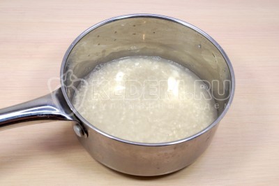Рис промыть. Переложить в сотейник. Влить 300 миллилитров воды. Добавить 1/2 чайной ложки соли и варить 12-15 минут до готовности.