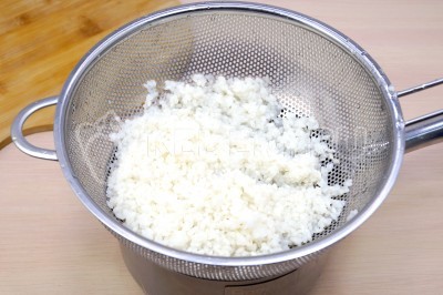 Готовый рис откинуть на дуршлаг. Дать воде полностью стечь. При желании можно промыть чистой проточной холодной водой и обсушить.