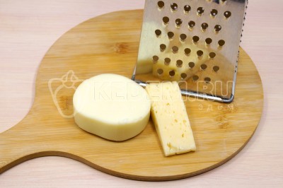 На крупной терке натереть 100 грамм сыра моцарелла и 50 грамм твердого сыра.