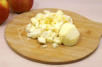 4-5 яблок очистить от сердцевин и кожуры. Нарезать мелкими кубиками.