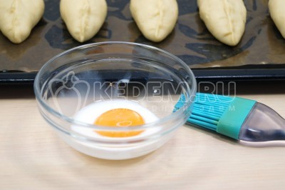 Яйцо взбить с 1 столовой ложкой молока. Смазать все пирожки яйцом с молоком.