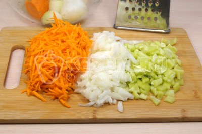 Морковь натереть на крупной терке. Перец нарезать небольшими кусочками. Репчатый лук мелко нашинковать.