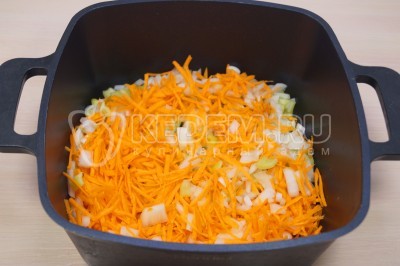 В глубокий сотейник или кастрюлю с толстым дном выложить овощи.