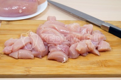 Чтобы приготовить паприкаш из курицы, нужно 800 грамм куриного филе нарезать небольшими кусочками.