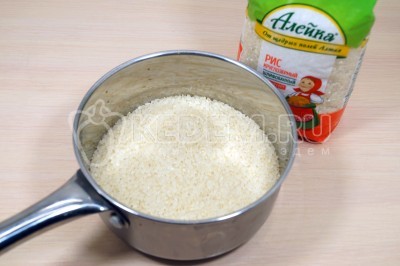 Для гарнира в сотейник высыпать 200 грамм круглозерного риса. Влить 500 миллилитров воды и добавить 1/2 чайной ложки соли. Варить на среднем огне 12-15 минут.
