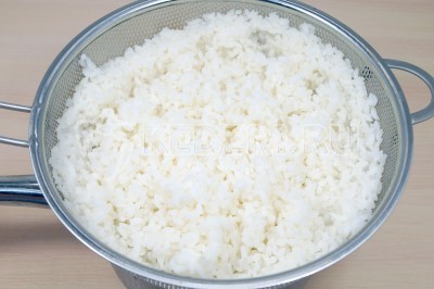 Готовый рис откинуть на дуршлаг и дать воде полностью стечь.