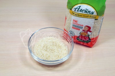Чтобы приготовить рисовые сырники, нужно в небольшую миску отмерить 4 столовые ложки круглозерного риса.