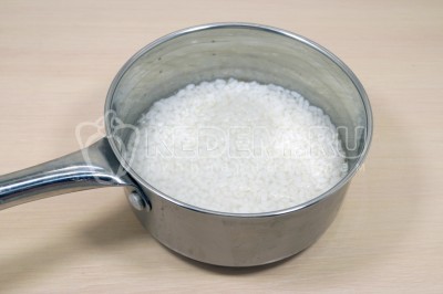 Рис промыть, влить 300 миллилитров воды и варить до полной готовности, помешивая, 12-15 минут.