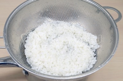 Рис откинуть на дуршлаг и дать воде полностью стечь. Рис остудить.