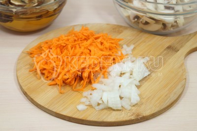 Луковицу мелко нашинковать, морковь натереть на крупной терке.