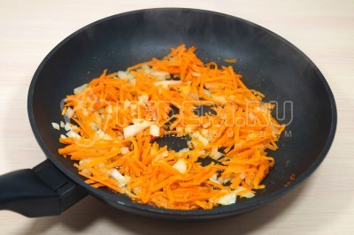 На сковороде обжарить, помешивая, лук и морковь, 1-2 минуты.