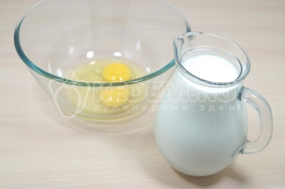 Чтобы приготовить заварные блины на кефире, нужно в миске смешать 300 миллилитров кефира и 2 яйца.
